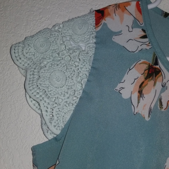 Tops - Picture 2 of 4